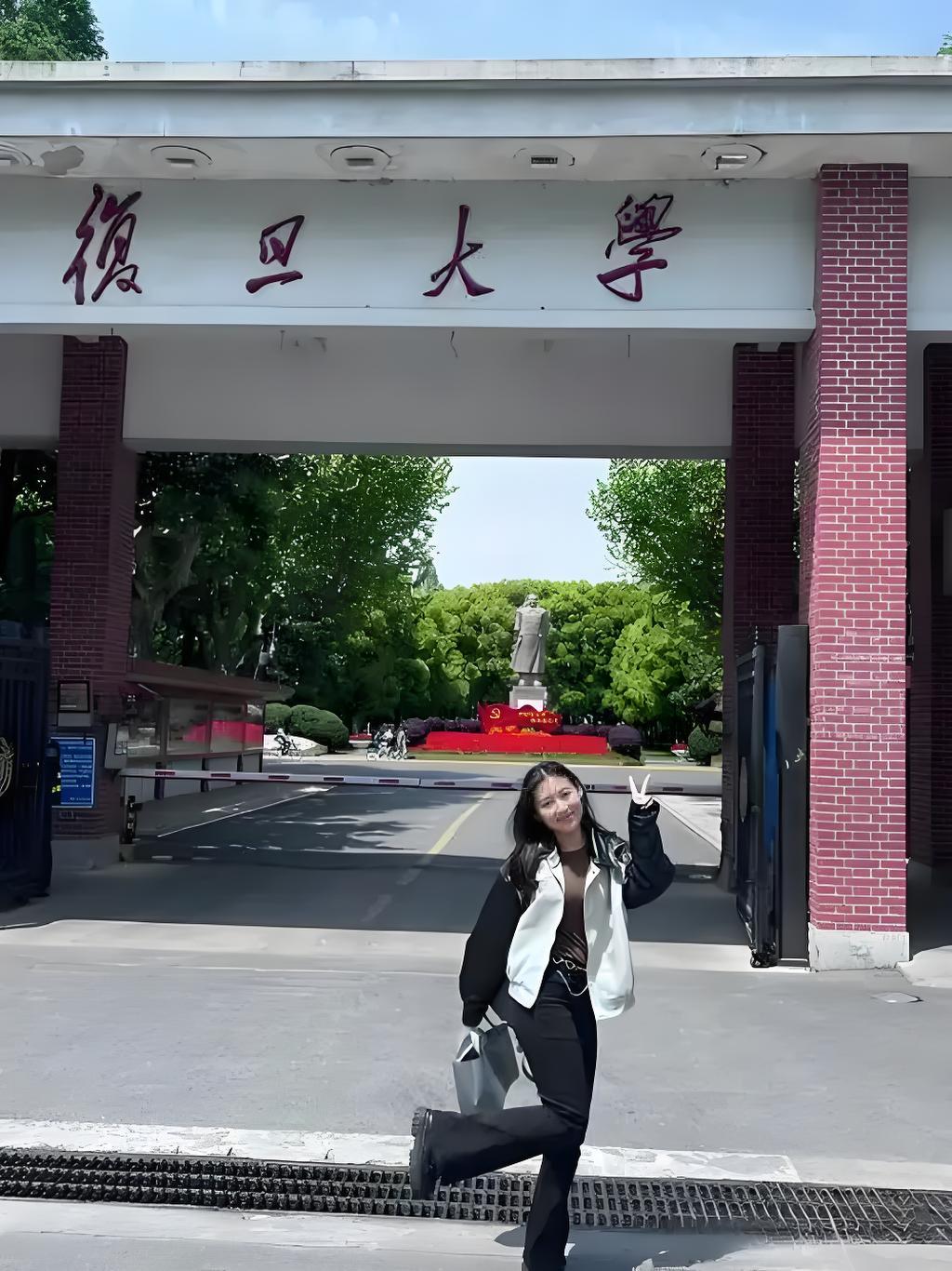 上海复旦大学毕业，35岁女，月收入18000元。男方37岁，上海交通大学毕业，在