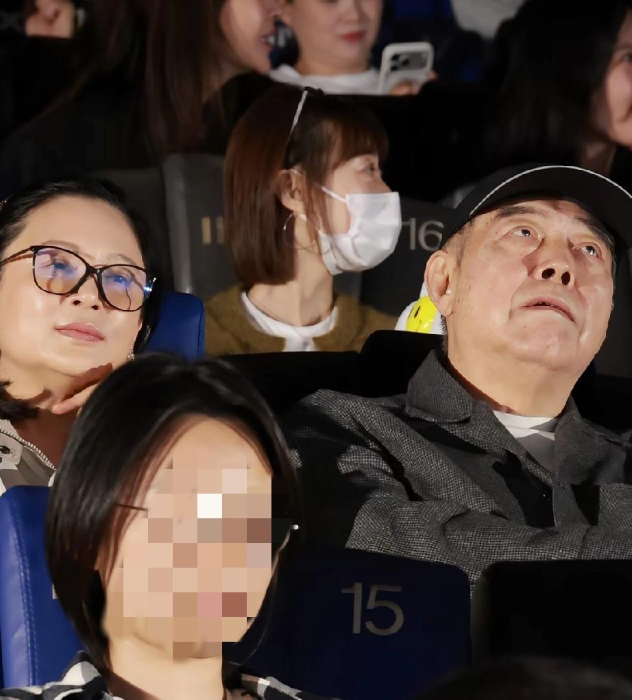 57岁的陈红和73岁的陈凯歌一起看电影，同框像父女俩。57岁素颜陈红脸上真是