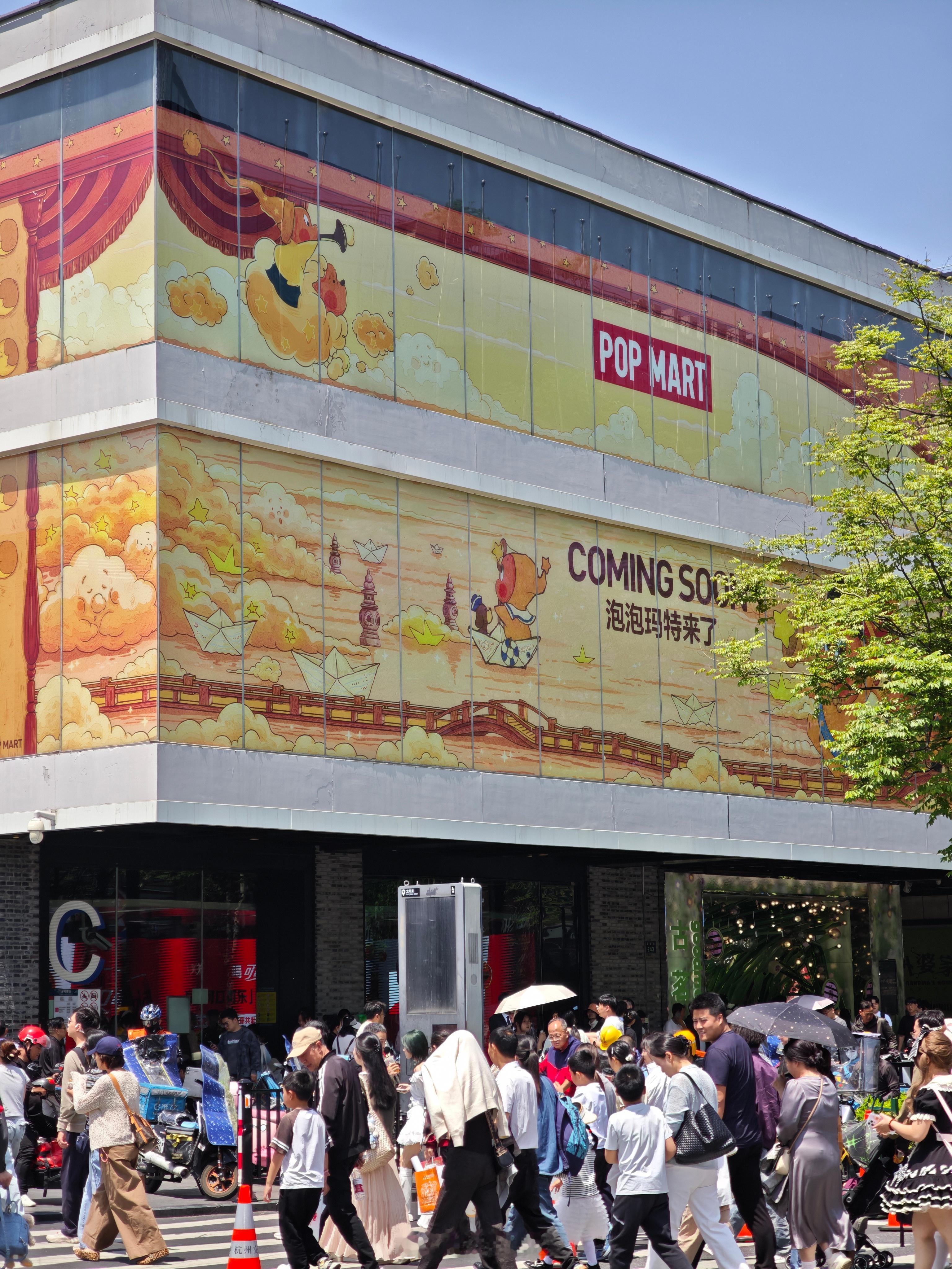 去年就开始预热的泡泡玛特西湖旗舰店，上了西湖主题围挡。占据了龙翔桥银泰十字路口的