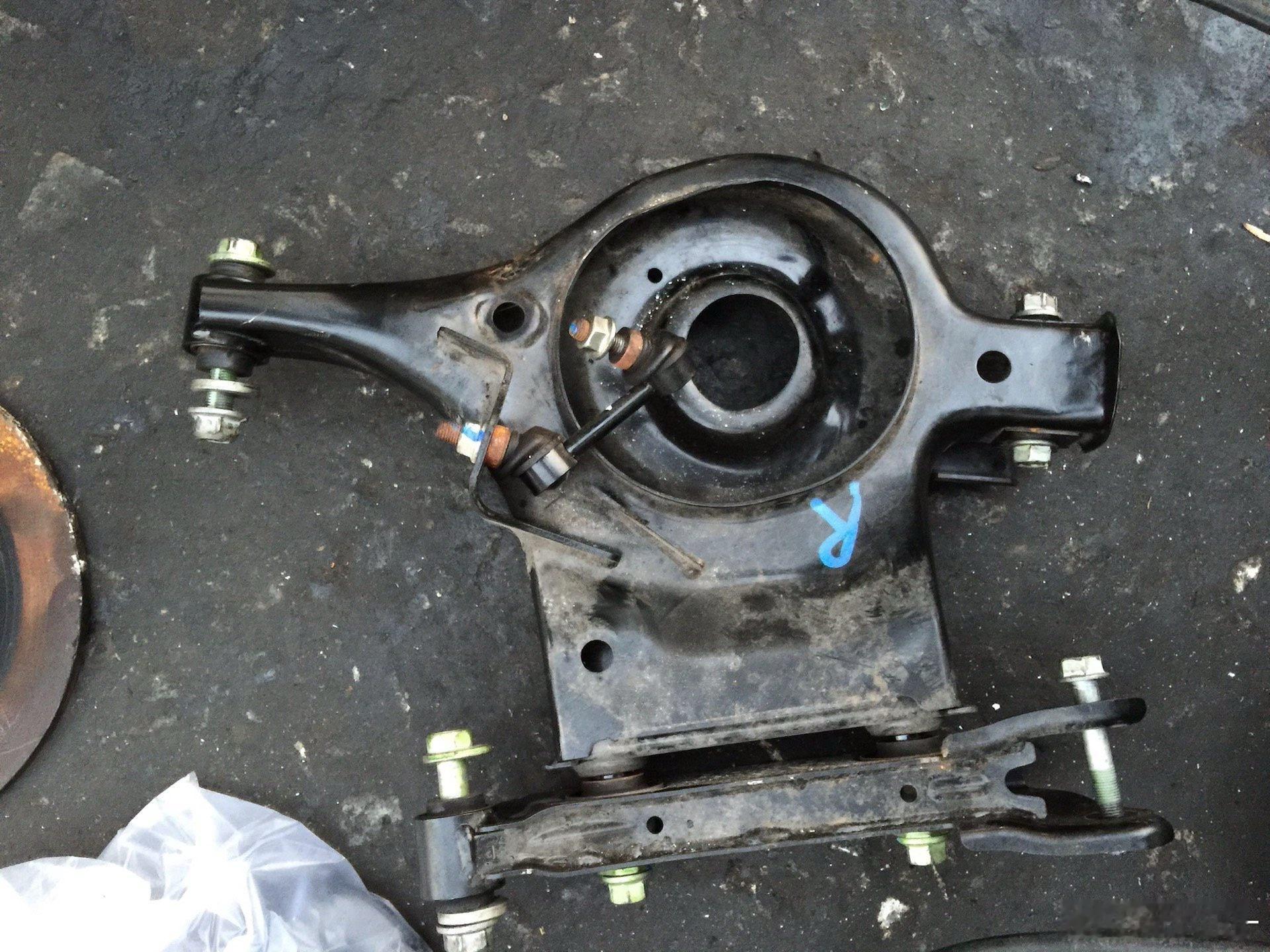 我发现日产真是一股清流，如今家用小汽车的后悬架已被E型四连杆统治，但日产却没有一