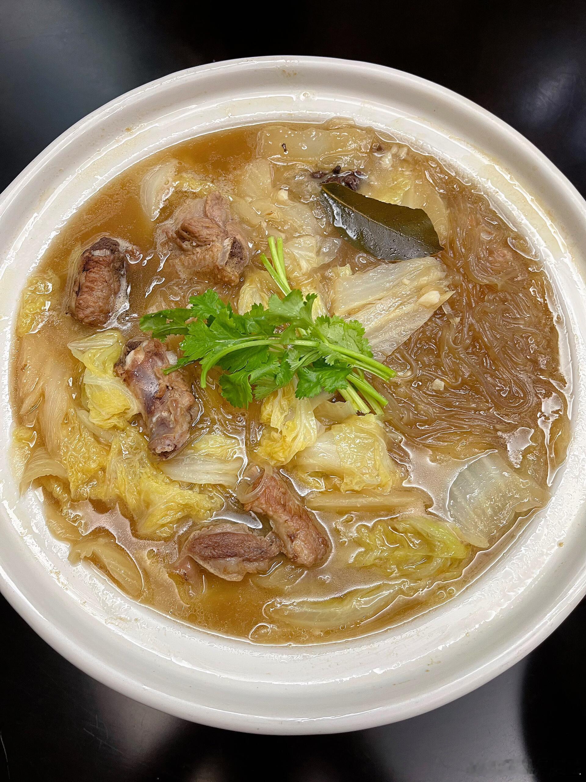 降温了，吃点一锅熟的排骨炖大白菜。​​​