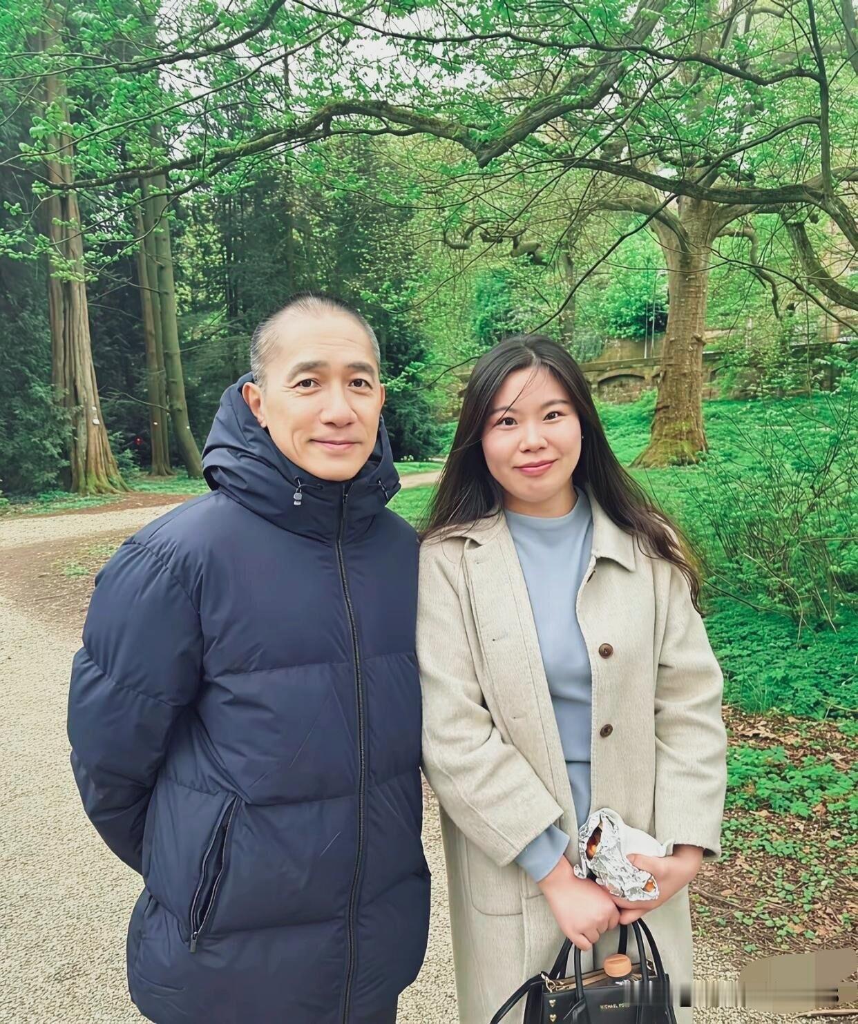男神头发全白，像70岁的人，容貌断崖式的衰老，眼角下垂，眼袋和法令纹都十分明显，