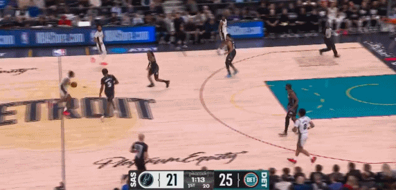 真让人瞠目结舌，文班亚马居然上演真正的三分线三步上篮，让你们看看什么叫真正的大步