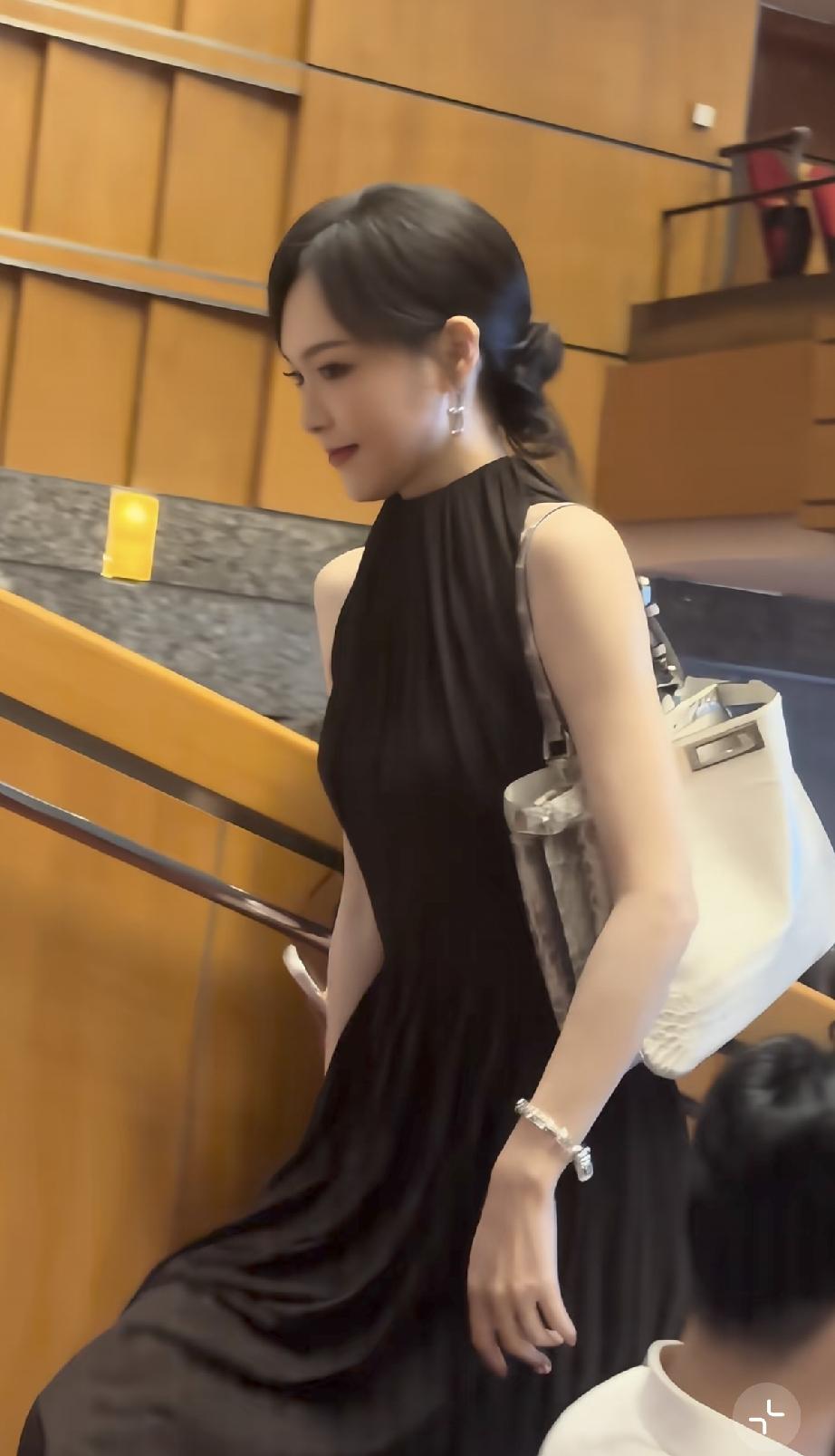 5月29日，唐嫣与罗晋一起参加女儿幼儿园的活动，唐嫣专门戴了假睫毛像走秀一样，罗