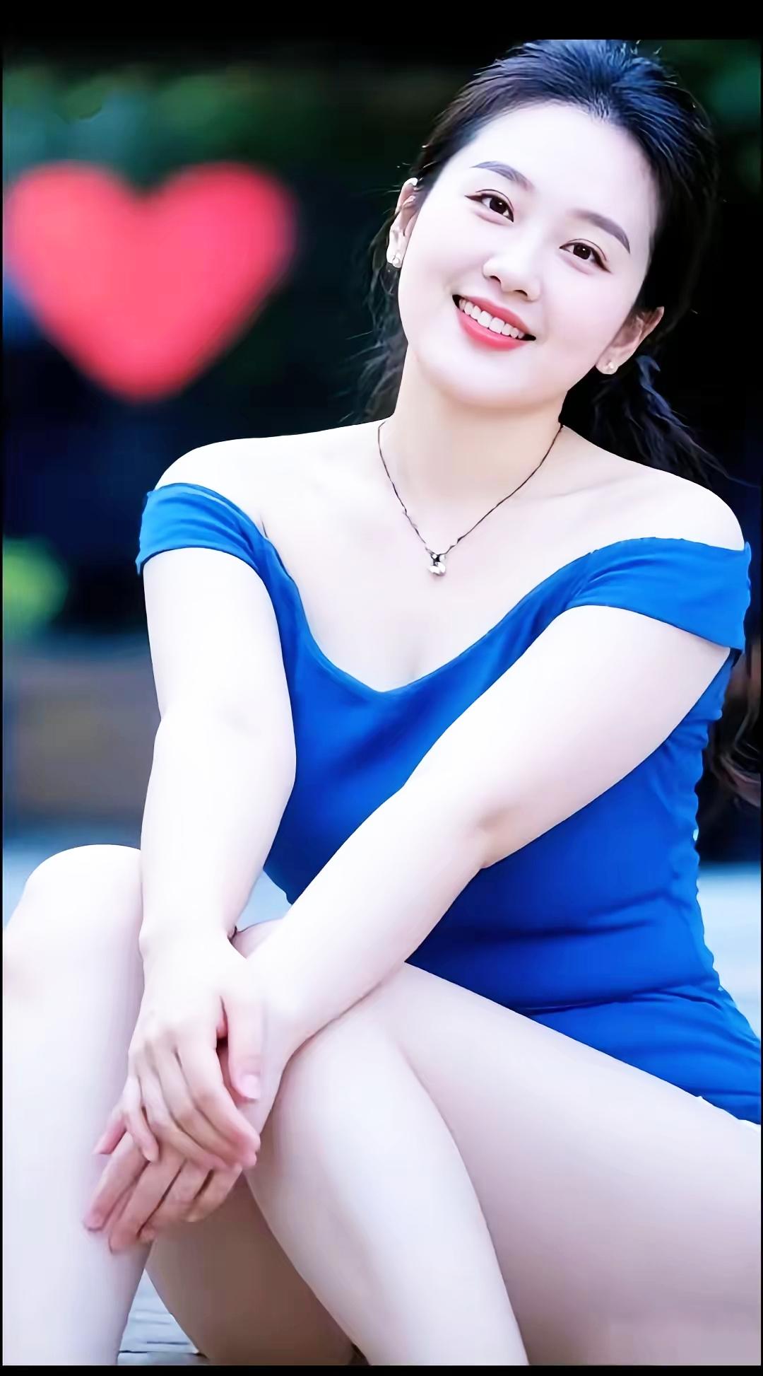 甜美笑容，蓝色连衣裙，阳光下的少女