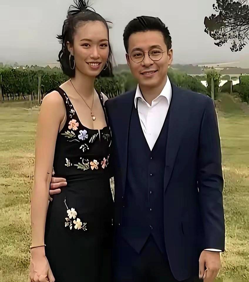 霍启仁老婆的“普通家庭”背景，可真不普通。清华美院毕业的学霸，拿过国际“红点
