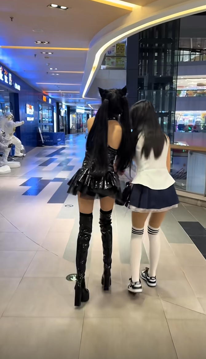 怎么感觉前面这俩美女走不稳呢？