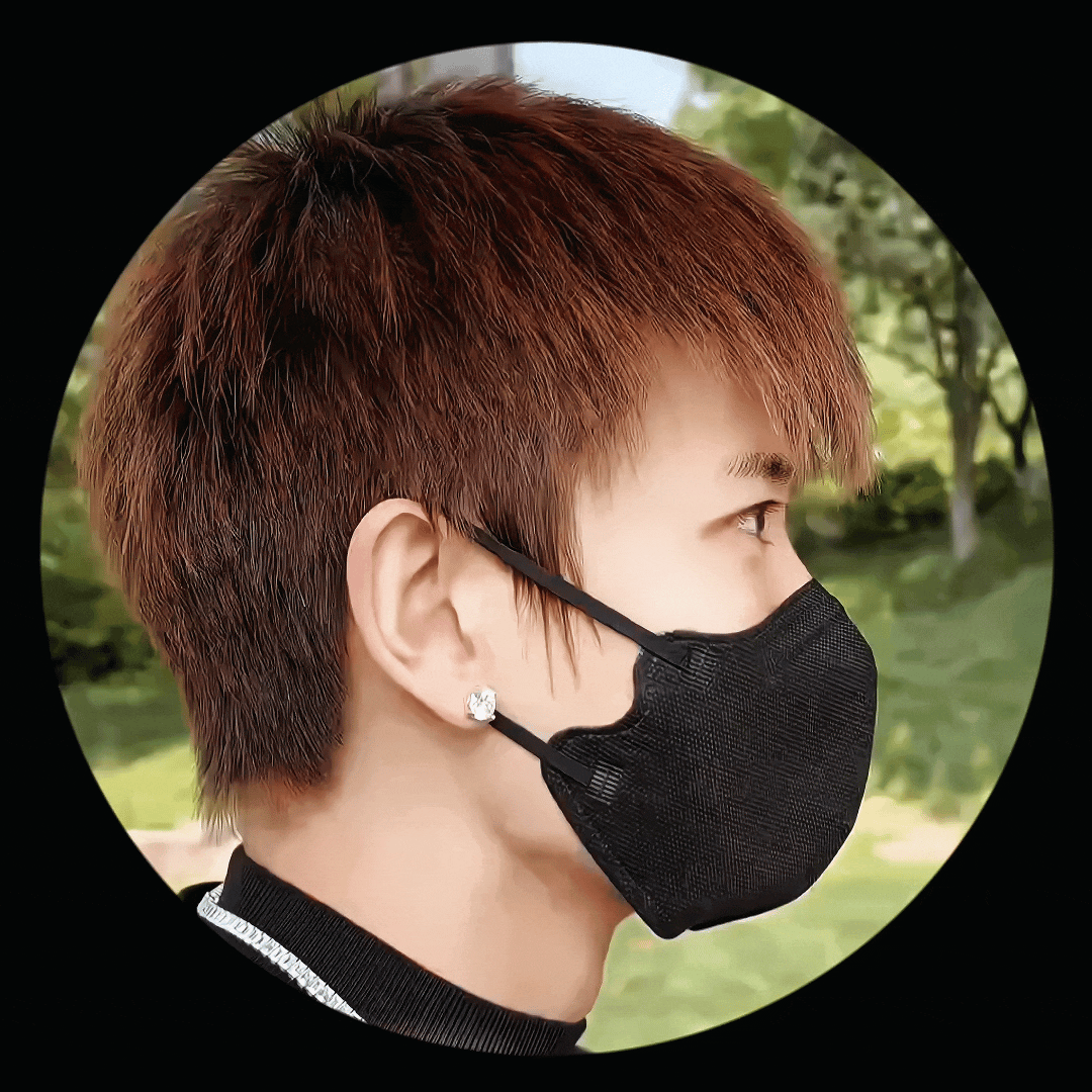 任嘉伦开着小卡通溜公园，边开车边嗨歌，你倒像是个孩子，完全不像大明星，更让