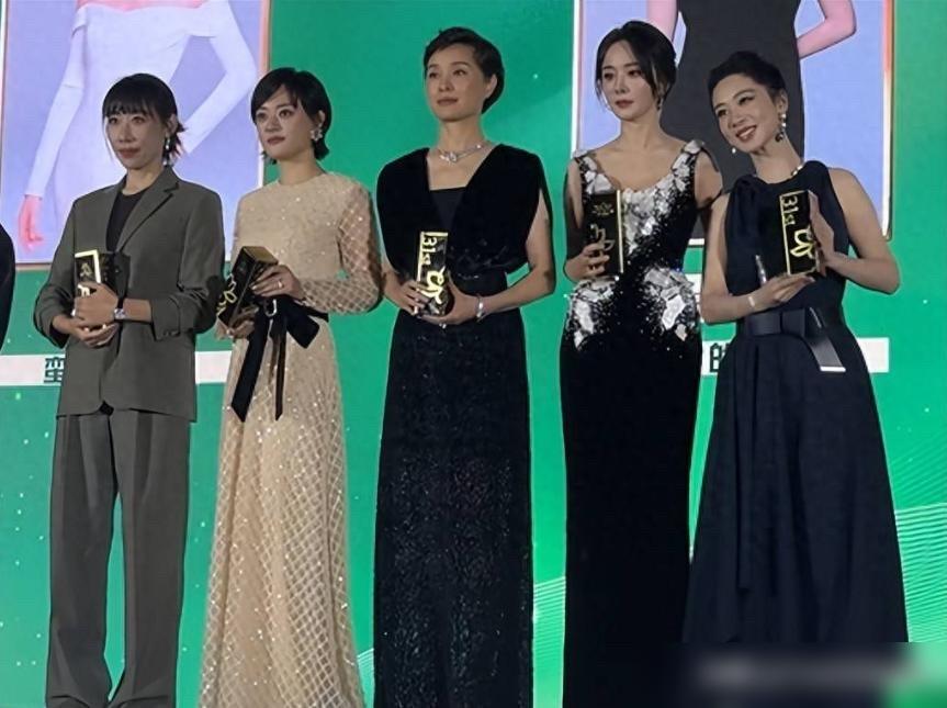 名利场里，最精彩的戏，不在荧幕上。白玉兰颁奖礼，杨紫拿下最佳女主角。90后头