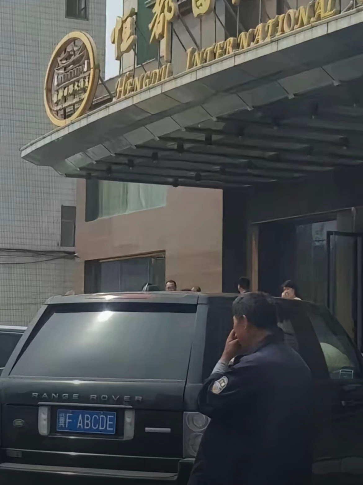 保安大叔陷入沉默了……🌚​​​