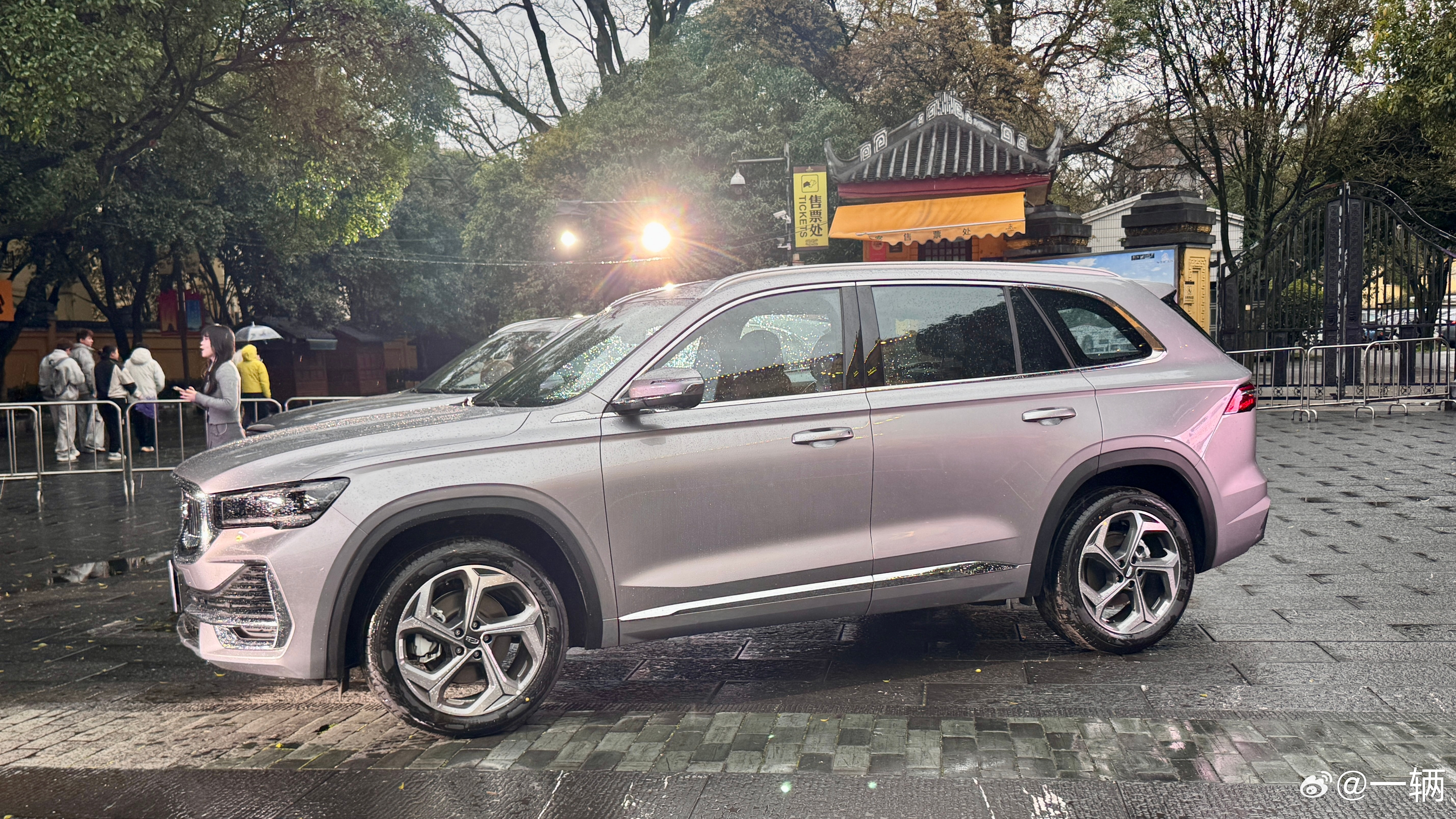 吉利星越L长风系列新鲜出炉它有越山版和青云版两个配置加上限时1.5万的礼包后越山