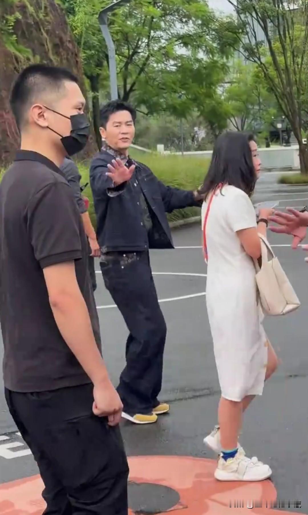 李晨参加活动被偶遇，近日，李晨一身牛仔外套在众人的拥护下前往活动现场，李晨脸型圆