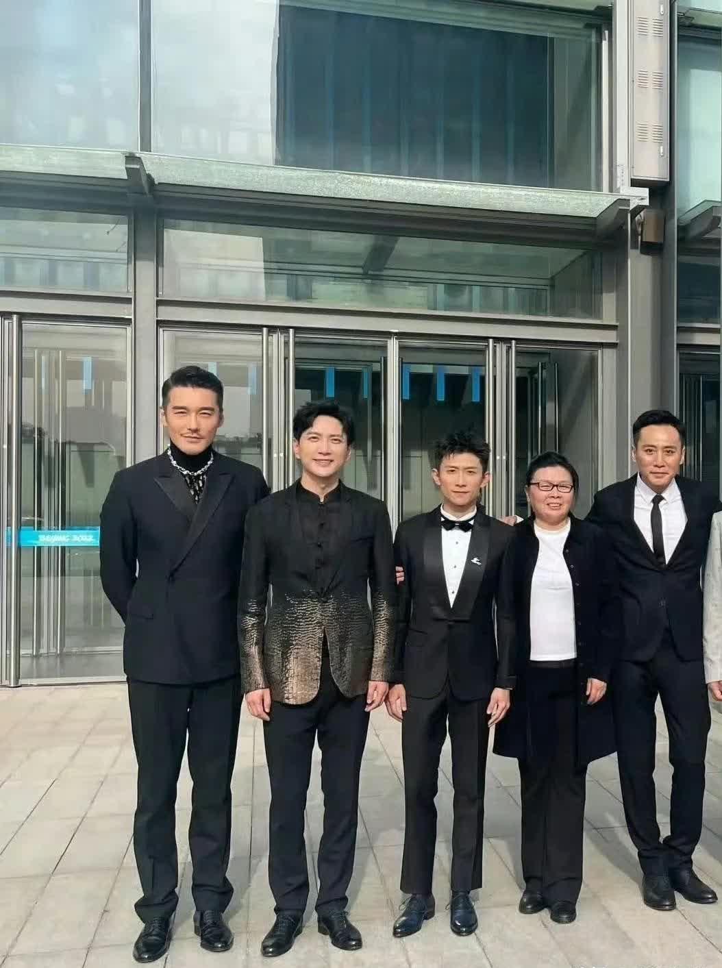 这张在网上流传已久的经典合照，以前一直不知道胡兵旁边的这个男演员叫什么名字，直到
