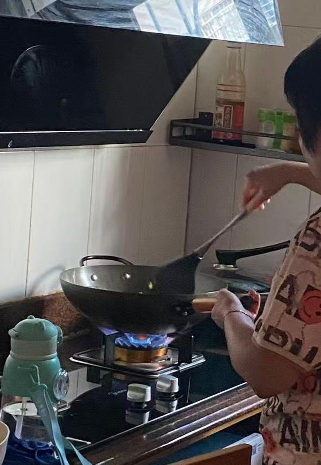 我家儿媳是个直性子，但凡跟我儿子吵架了，从来不会冷战，直接就来我这“告状”。每