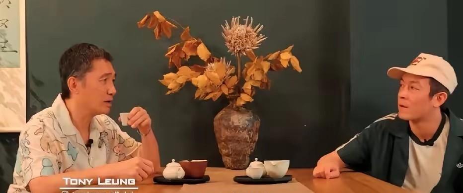 陈冠希采访梁朝伟，梁朝伟说，我还是最喜欢日本，因为第一我很怕坐飞机。超过四五个钟