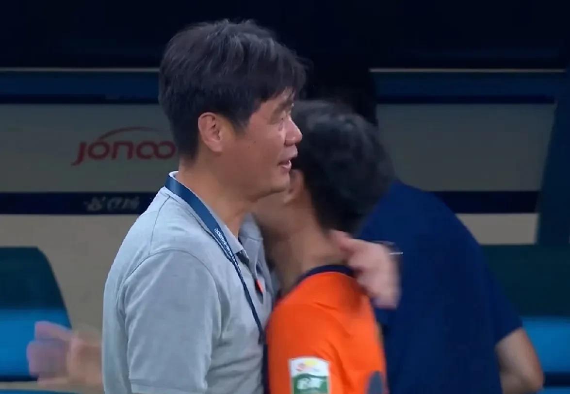 主教练李霄鹏，助理教练蒿俊闵。扑出点球的韩镕泽，稳坐后场的刘军帅，满场奔跑的买