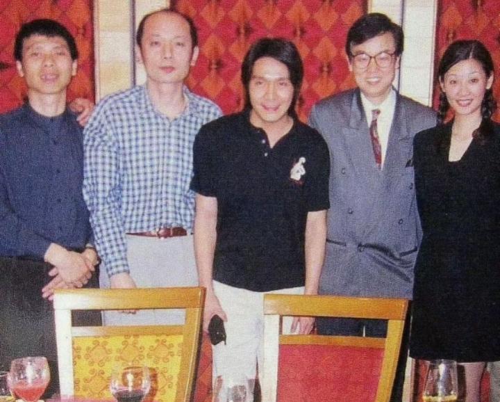 90年代，冯小刚、葛优、周星驰、黄百鸣、徐帆一张珍贵的留影，那时候的徐帆编着两个