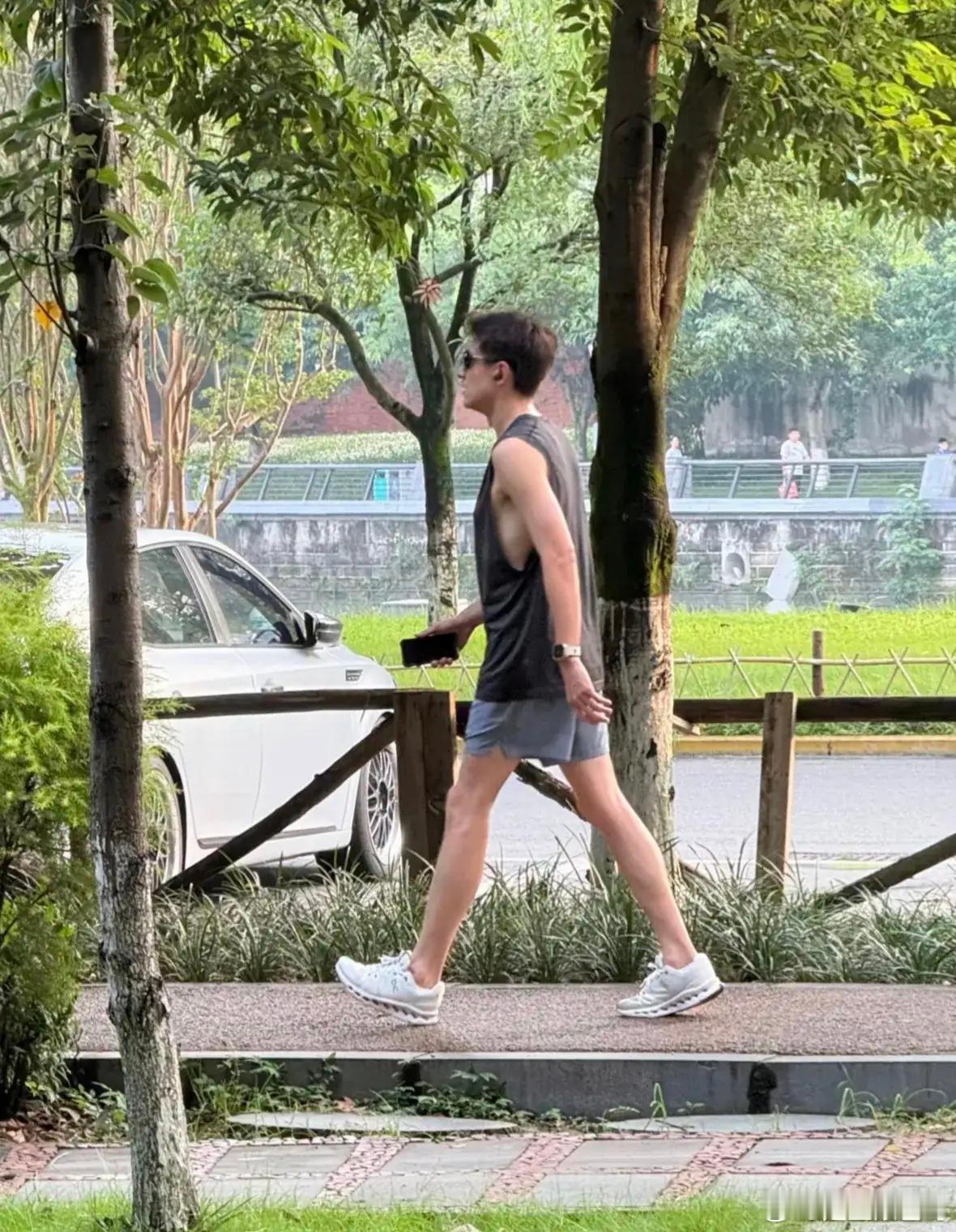 37岁林更新在四川成都公园跑步，穿着无袖上衣，身材又高又瘦，看起来太帅了，走路姿