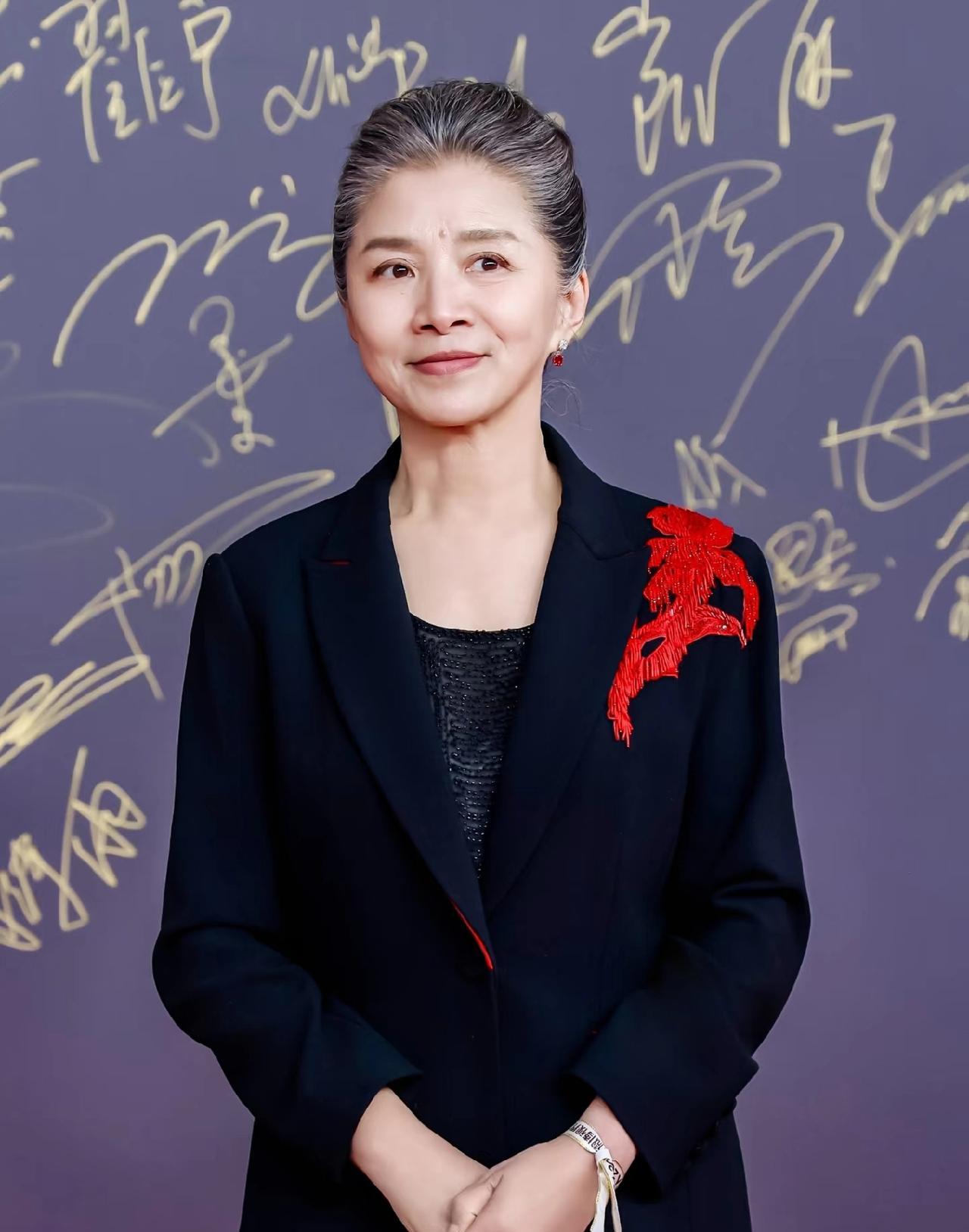 演了40年戏，骗了全中国观众的眼泪，一个奖杯没捞着。反倒被流量明星按在地上摩擦