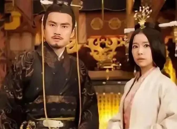 公元26年，光武帝刘秀正在批阅奏章，姐姐刘黄突然来访。姐弟俩聊着聊着，刘黄变得吞吞吐吐，脸上红一阵白