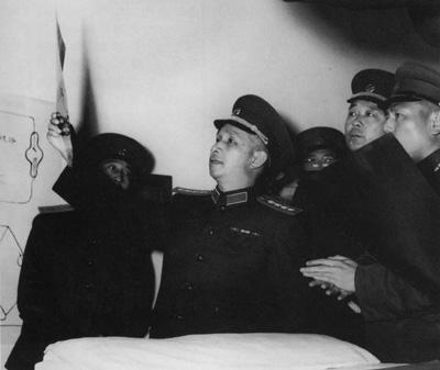 1979年打越南，高层其实吵翻了天？叶剑英粟裕为何反对出兵？很多人被网络不