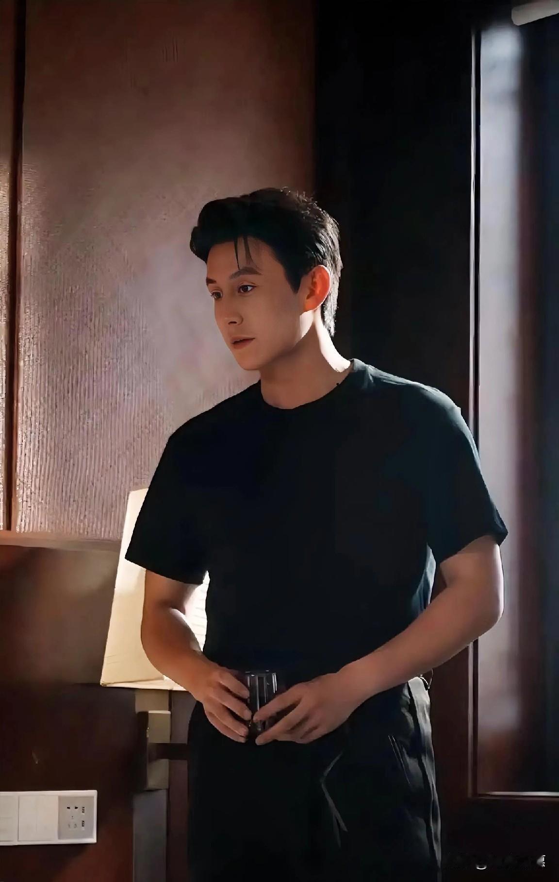 刘萧旭这人气下滑，真不怪别人。当时靠《盛夏芬德拉》爆红，转头就对女主郭雨欣避