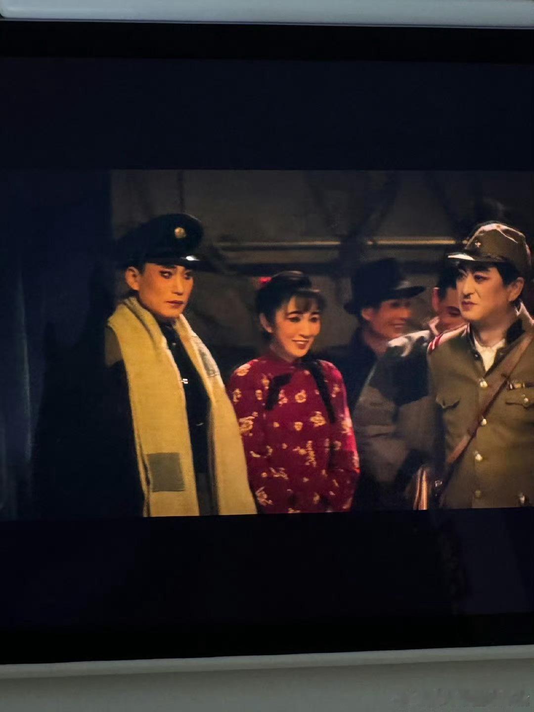 看张嘉益演鬼子王晓晨是笑场了吗张嘉益自带乡土味鬼子造型太出圈，王晓晨憋笑憋到抿嘴