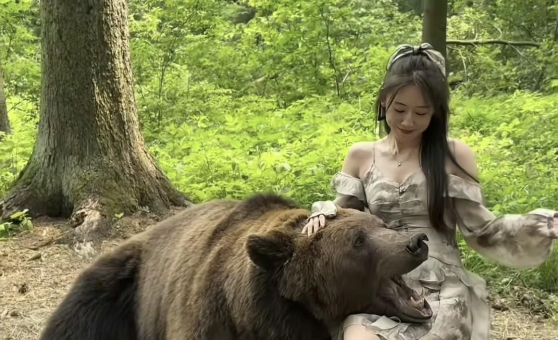 为什么她胆子这么大？不怕熊！