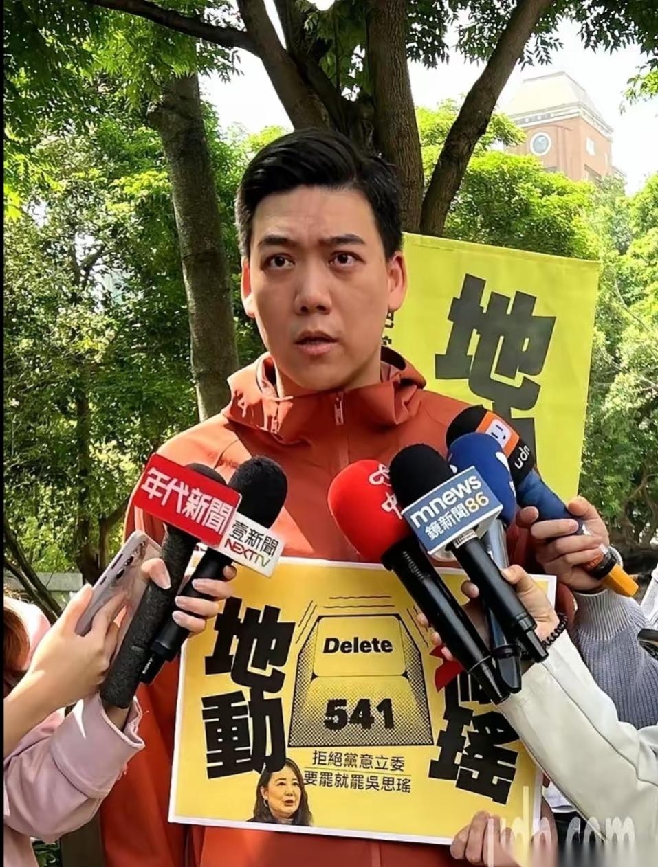 国民党这个叫赖苡任的，突然火冒三丈公开宣称:“如果党内再有人说我是‘出卖同志’、