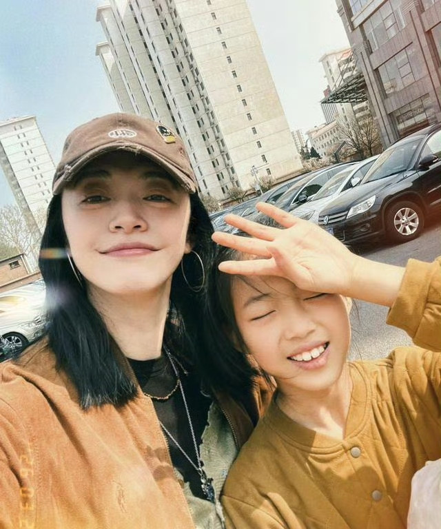 离婚后的姚晨发了自己和9岁女儿的合照。照片中，女儿又高又瘦，单手扶额，笑得一