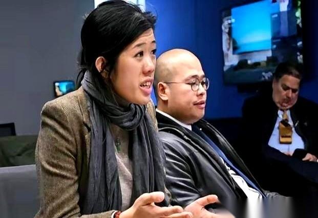 刷到个新闻，差点没给我气笑。一个当爹的因为乱港被抓了，结果他远在美国的女儿，对