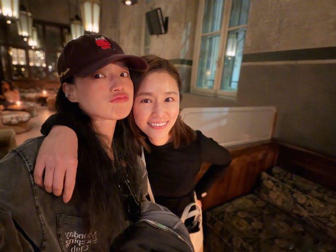 林心如晒和舒淇合照林心如晒出和舒淇的自拍合照，两位姐姐都太美啦！​​​