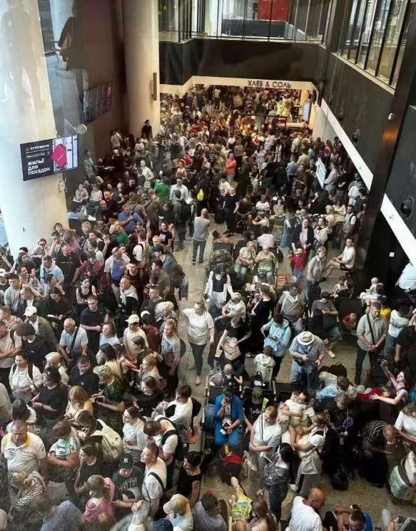 机场没炸、跑道没炸，客机也没被击落，俄罗斯民航却在一个月里被迫“关门”993次。