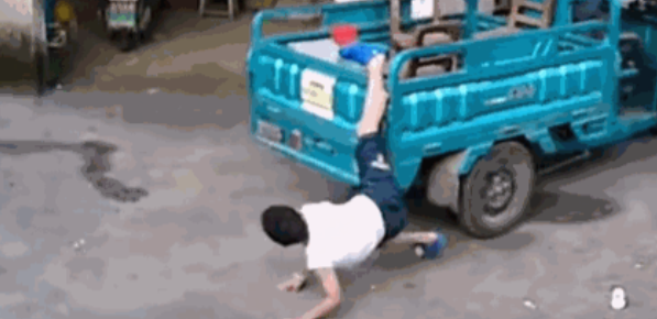 “这才是真的隔辈亲！”8月13日，安徽，一孩子因为放暑假有空，便来到了姥爷家玩耍