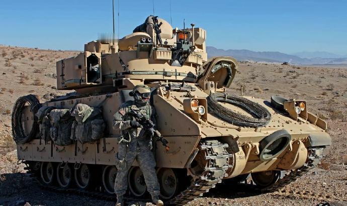 每天认识一件兵器美国M2“布雷德利”步兵战车M2“布雷德利”（M2Bradl