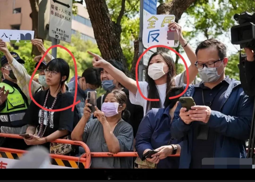 台独分子聚集亚亚记者会叫嚣“滚回中国”叫得最大声的两个绿蛙后面的还有很多……