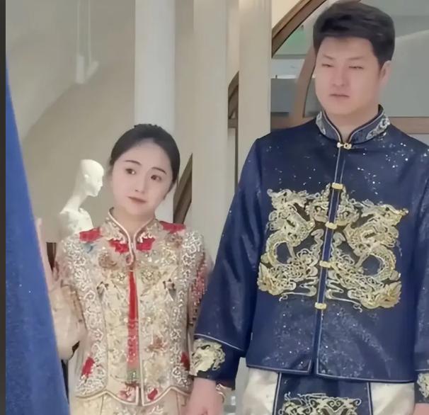 金龟子女儿一觉睡醒，天塌了！王逸宸补办的婚礼被网友挑毛病了。金龟子穿着花