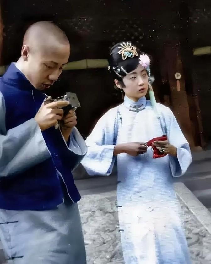 1946年，婉容的身上发出一股股恶臭，让人难以靠近，41岁的她已经生活不能自理，