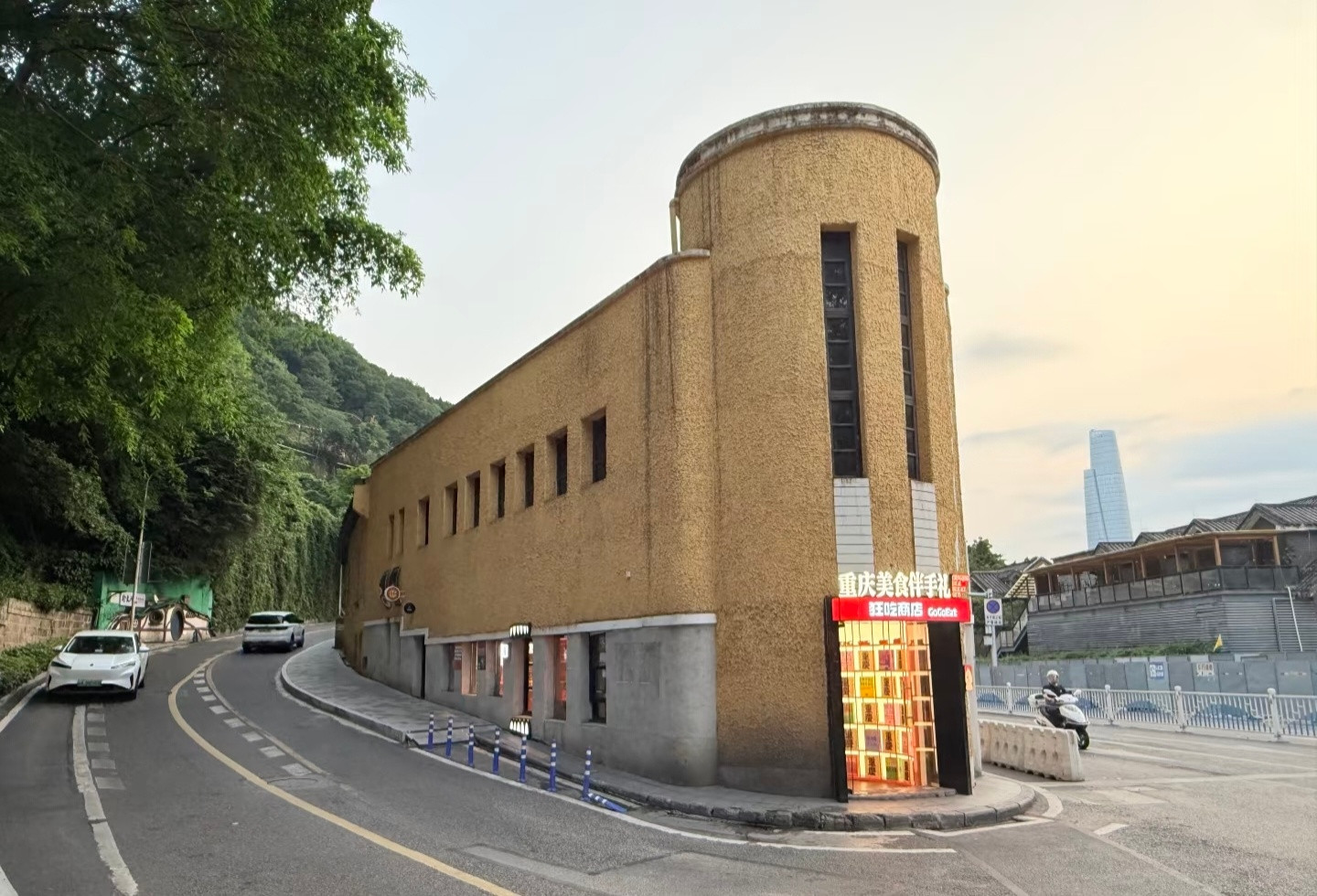 这门店的门头，运营物业不审核下吗？重庆美食伴手礼的门头和这房子也太不搭了第三张还