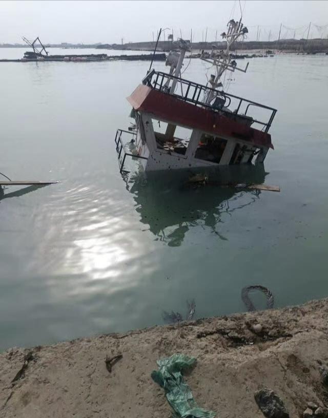 连续遭到也门胡塞武装导弹和无人机一周多打击之后的摩卡港一片狼藉，沉船随处可见。