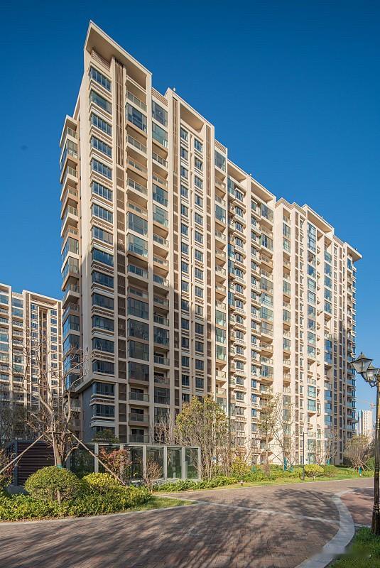 现在大城市的那些高层住宅就别想着拆掉了。连那种六层的老小区都拆不掉，更别说那种3