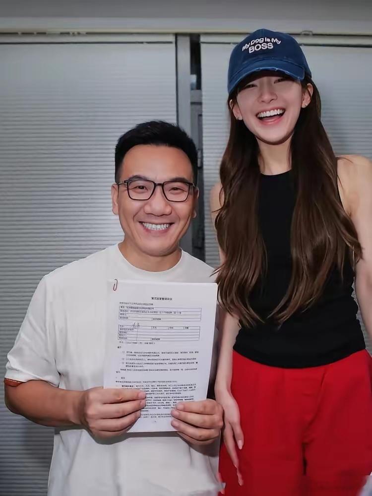 赵露思不演了，把自己闺蜜全塞进剧组，连她爸都拉来客串将军，这操作谁看了不愣一下。
