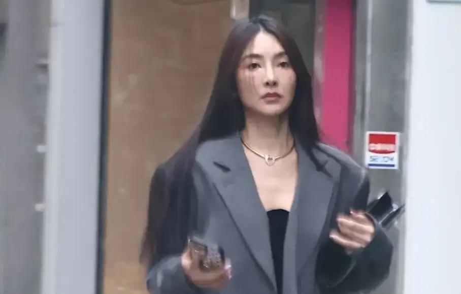 吴速玲开着四百多万的保时捷去买菜，被镜头逮个正着。她下车拎环保袋，挑番茄、问价