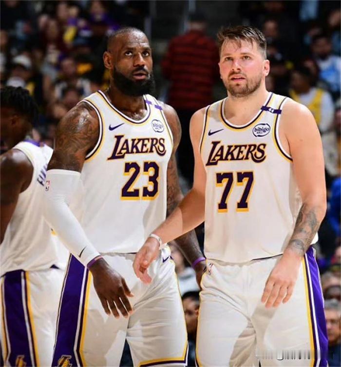 詹姆斯和东契奇10号数据对比，谁该为输给雄鹿负责？1、得分:老詹26分，东子