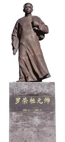 抗战中，日军万余人围根根据地，罗荣桓下令＂敌进我进＂，插到敌人后方去。不料下发时