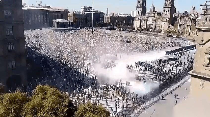 看到一群墨西哥年轻人，把自家总统府给冲了。就因为一个敢跟毒枭叫板的市长，被杀了