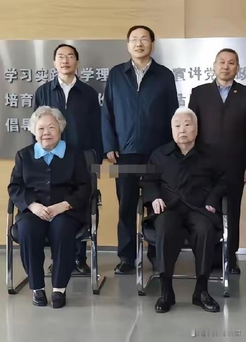 96岁的王汉斌送走了彭珮云两人在西南联大相识，他是她加入共产党的介绍人。这