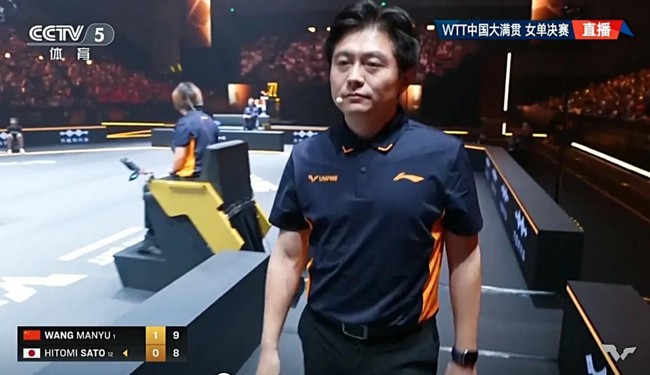 第三裁判登场…….来数板了。王曼昱不惧触发轮换发球法，在WTT中国大满贯女单决
