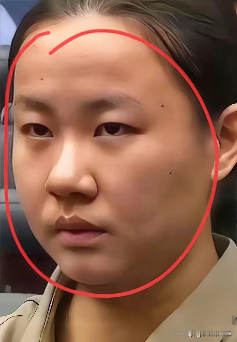 明珍珍，云南老家的天才少女，数学顶尖、名校金融专业毕业，被家族送往新加坡留学，本