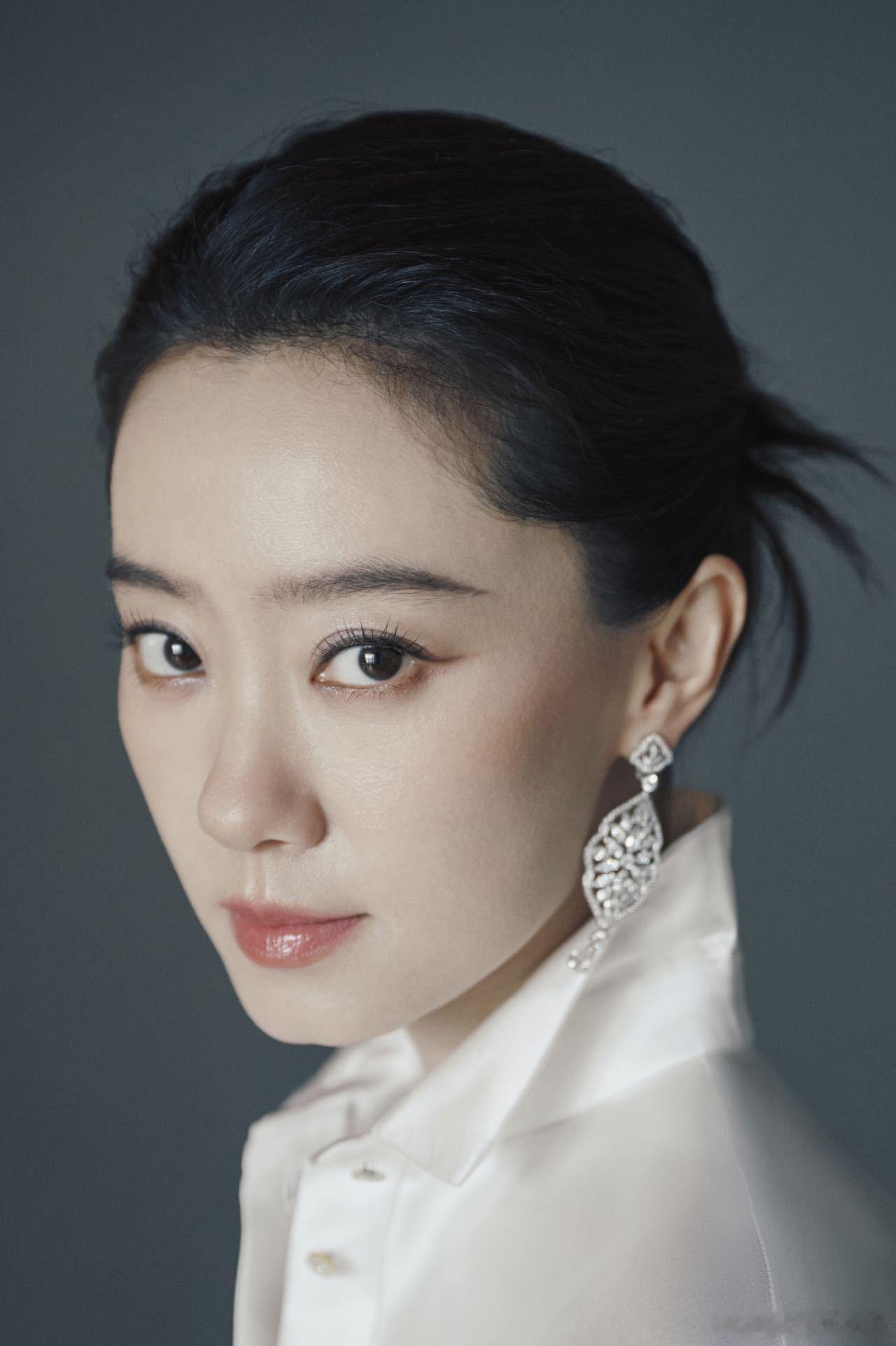 张小斐白裙主人级别越是简单的造型越考验气质，张小斐完美驾驭这条白裙，没有繁杂设